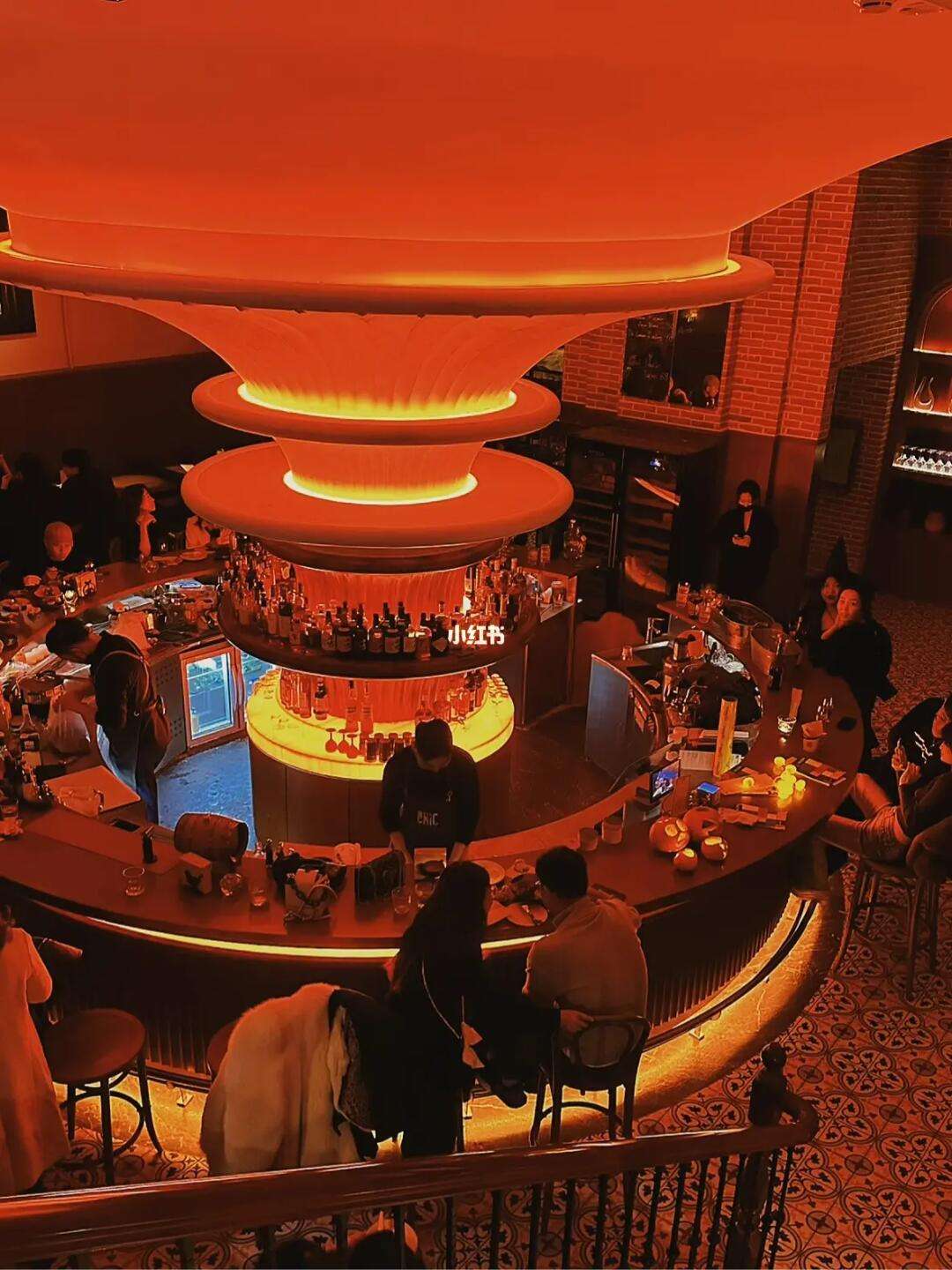 包含夜访球迷：足球俱乐部增设主题酒吧，提供观赛新体验的词条