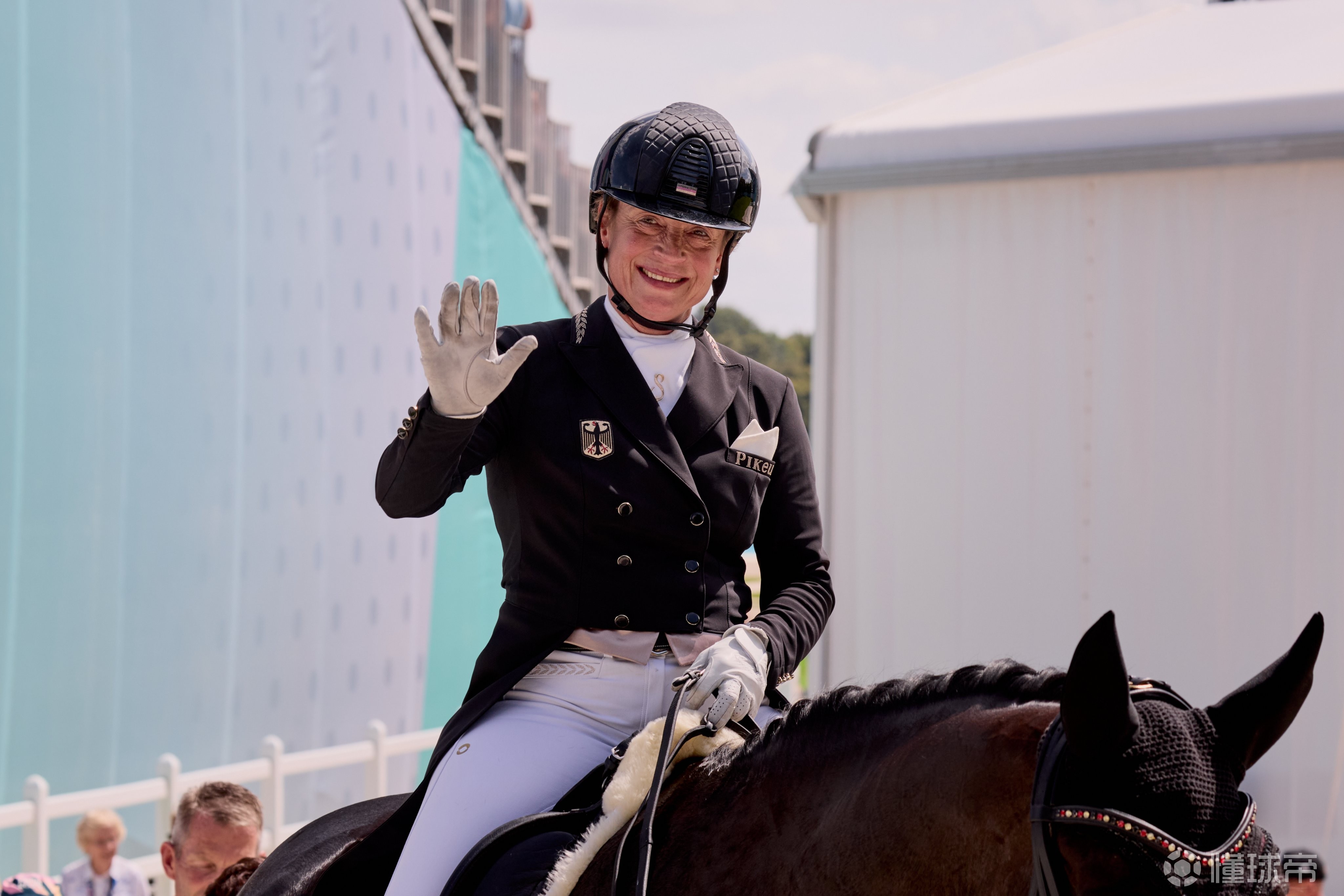 乐鱼在线娱乐-德国运动员高举金牌庆祝胜利