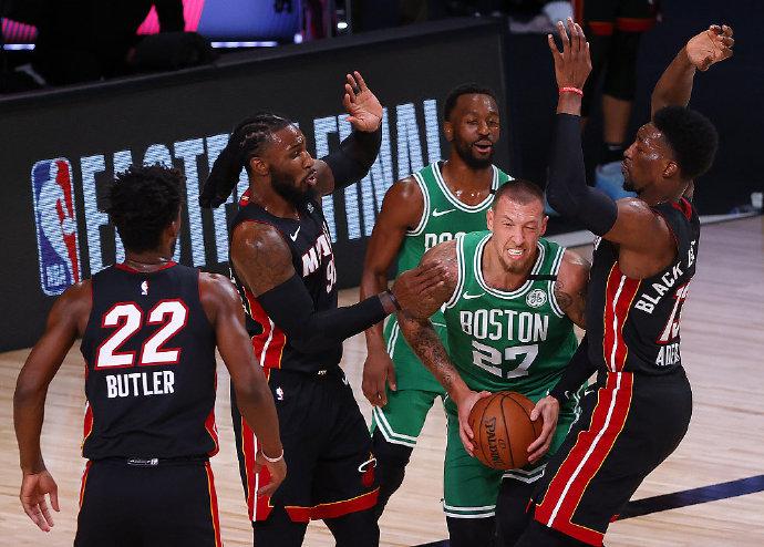 绿军客场战胜老鹰，取得关键胜利