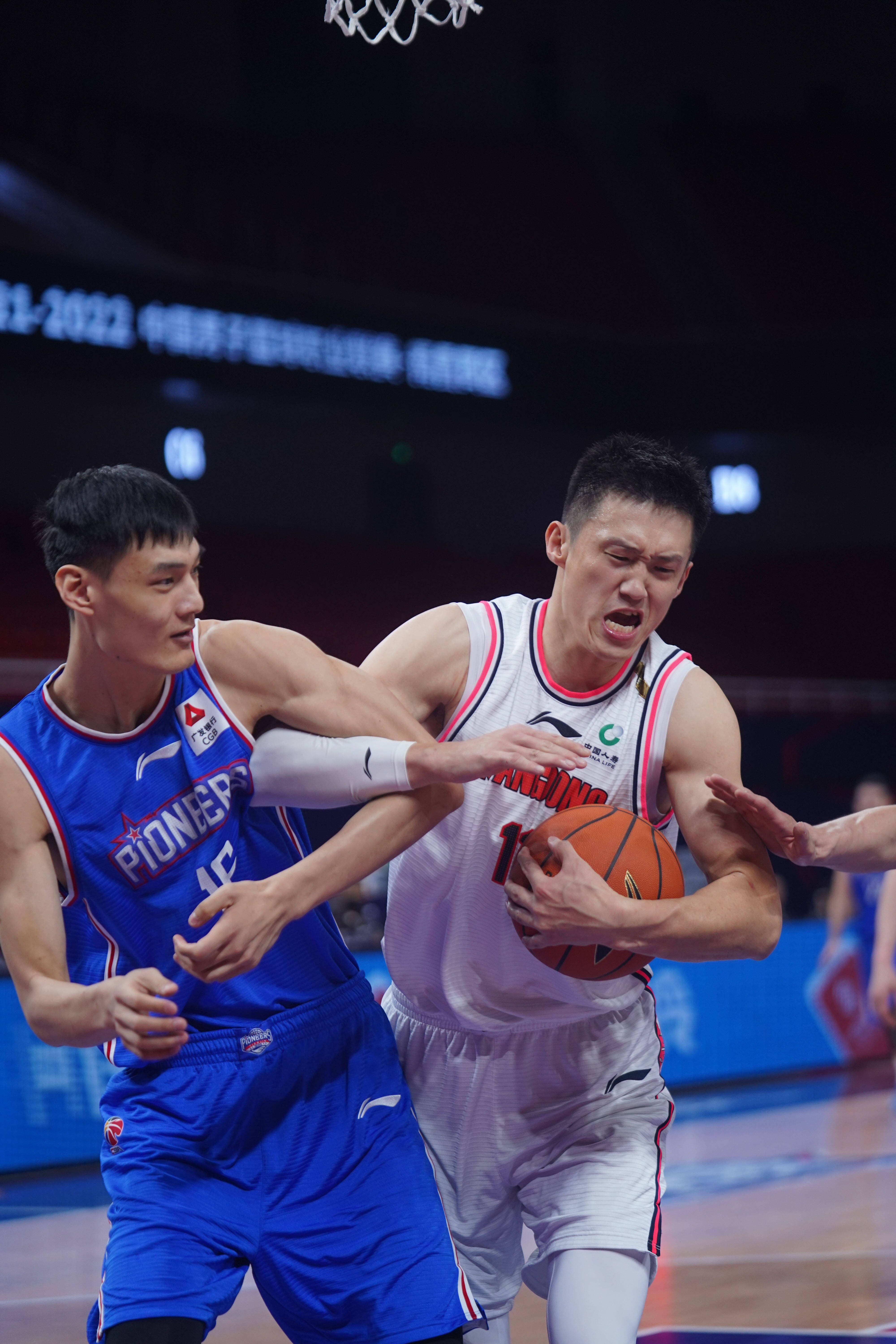 中国篮球赛场上球员技压群雄 中国篮球赛场上球员技压群雄