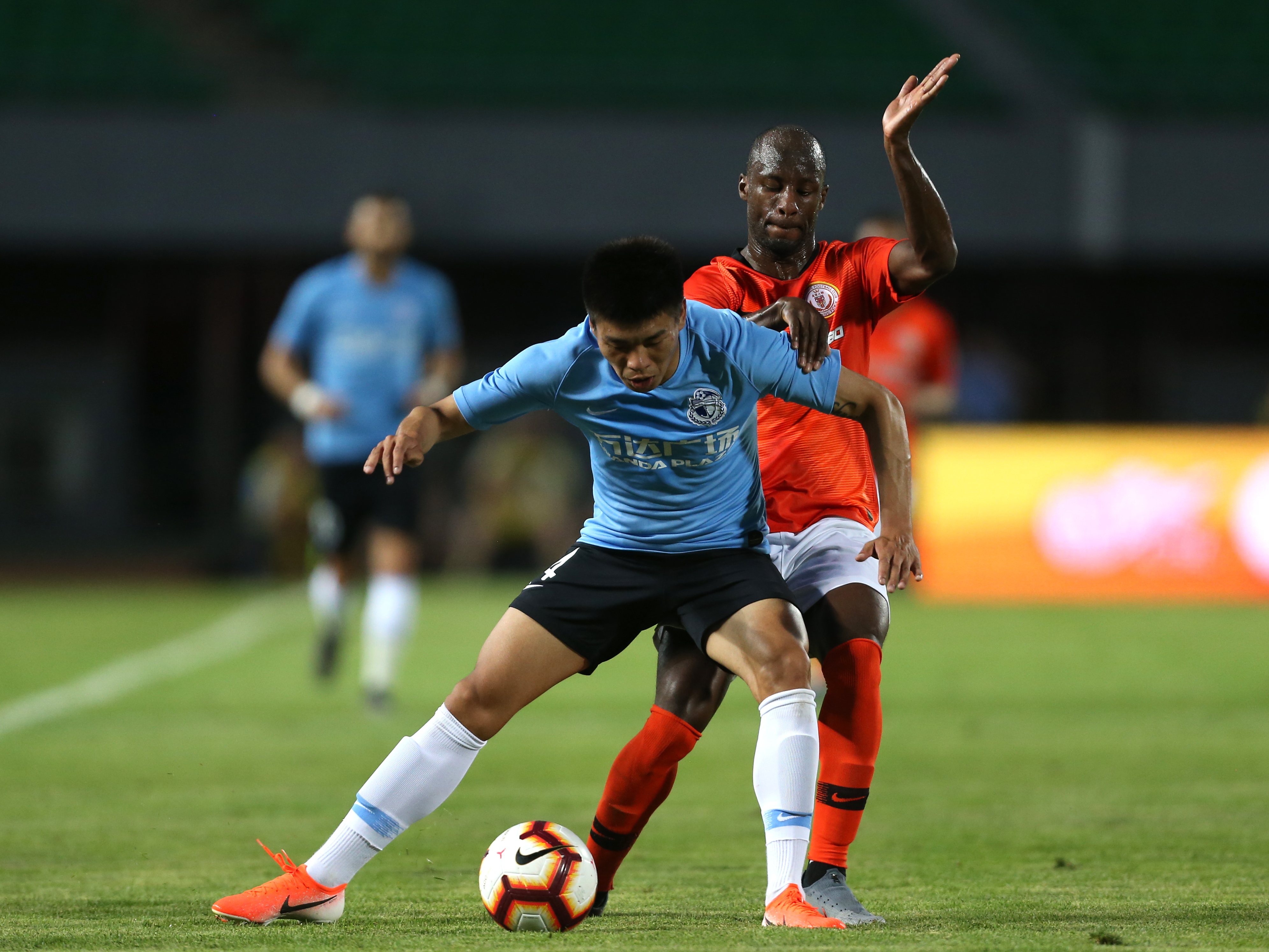 大连一方球员勇猛拼搏，接连获胜