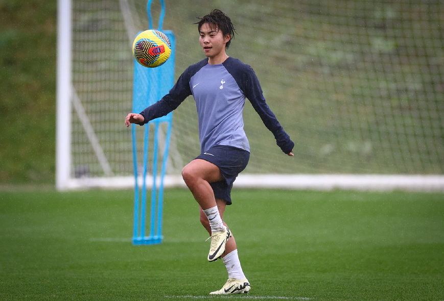 足球赛场上女性选手飒爽登场，实现完美蜕变