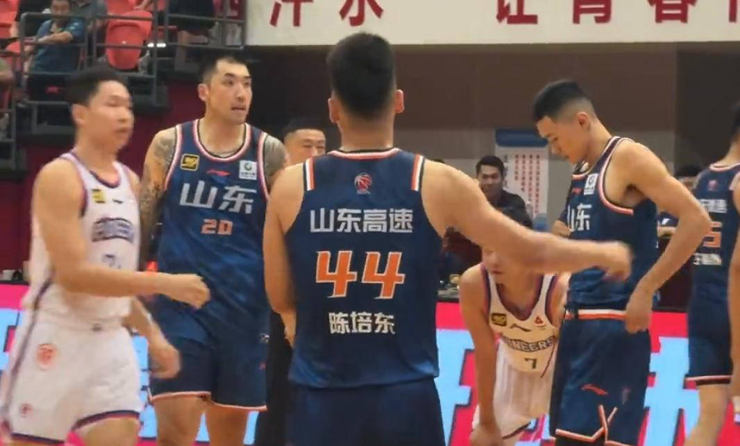 新疆男篮客场一役力克山东队,赢得胜利 新疆男篮客场一役力克山东队,赢得胜利