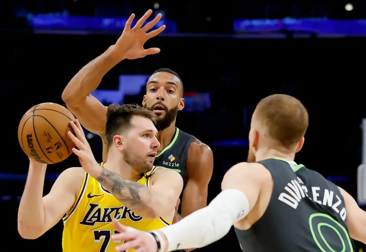 青岛队翻盘湖人，戈贝尔刷新纪录